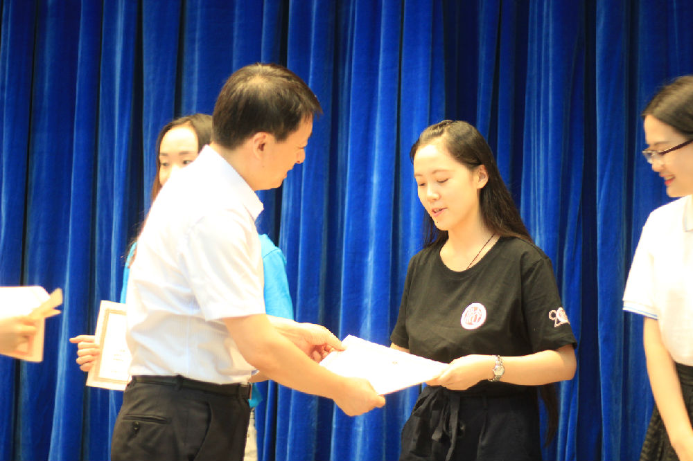 郑州大学皇冠体育博彩网址
楚亦斐同学代表皇冠体育博彩网址
全体营员领取中国政法大学首届夏令营结业证书